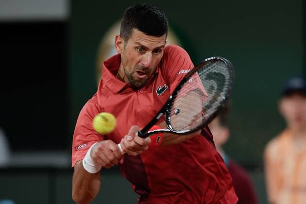 30.05.2024 Tennis, French Open 2024 Roland-Garros, FRA, Men™s Singles Court Philippe-Chatrier -SECOND ROUND Novak Djokovic (Serbia) - Roberto Carballes Baena (Spain) Bild: v. li. Novak Djokovic (Serbia) spielt eine Rückhand. Copyright: HMBxMedia AntonioxBorga
