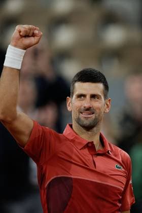 30.05.2024 Tennis, French Open 2024 Roland-Garros, FRA, Men™s Singles Court Philippe-Chatrier -SECOND ROUND Novak Djokovic (Serbia) - Roberto Carballes Baena (Spain) Bild: v. li. Novak Djokovic (Serbia) jubelt, bedankt sich bei den Fans, bedanken, Dank. Copyright: HMBxMedia AntonioxBorga