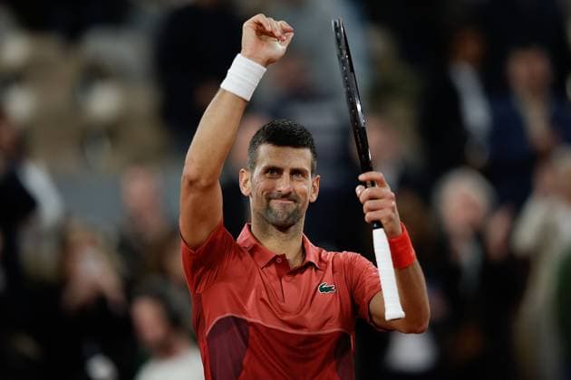 30.05.2024 Tennis, French Open 2024 Roland-Garros, FRA, Men™s Singles Court Philippe-Chatrier -SECOND ROUND Novak Djokovic (Serbia) - Roberto Carballes Baena (Spain) Bild: v. li. Novak Djokovic (Serbia) jubelt, bedankt sich bei den Fans, bedanken, Dank. Copyright: HMBxMedia AntonioxBorga