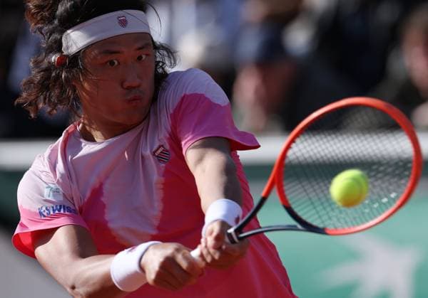 (240531) -- PARIS, May 31, 2024 -- Zhang Zhizhen of China hits a return during the men s singles second round match between Zhang Zhizhen of China and Lorenzo Sonego of Italy at the French Open tennis tournament at Roland Garros, Paris, France, May 30, 2024. ) (SP)FRANCE-PARIS-TENNIS-FRENCH OPEN-MEN S SINGLES GaoxJing 