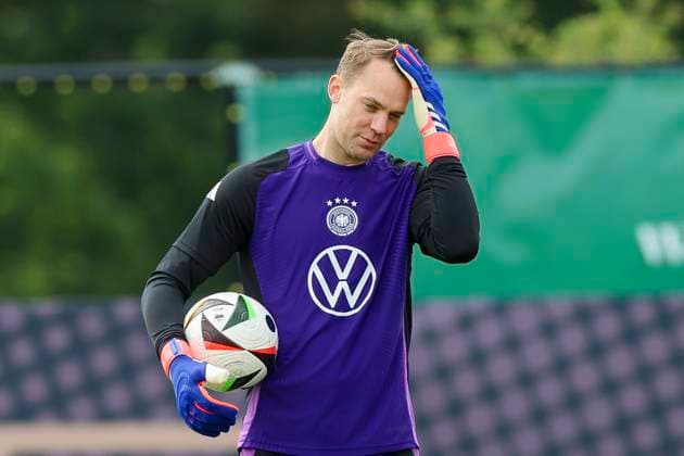Torhueter Manuel Neuer schaut enttaeuscht, Training Tag 5, Trainingslager der deutschen Natiionalmannschaft, Spa- und GolfResort Weimarer Land, 31.05.2024, Blankenhain, Deutschland.