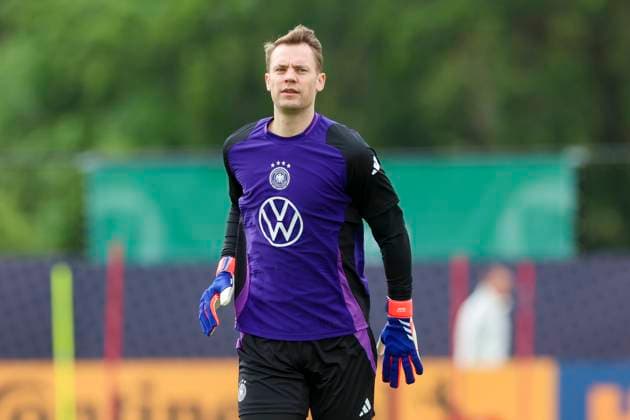 Torhueter Manuel Neuer waermt sich auf, Training Tag 5, Trainingslager der deutschen Natiionalmannschaft, Spa- und GolfResort Weimarer Land, 31.05.2024, Blankenhain, Deutschland.