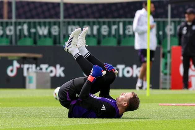 Torhueter Manuel Neuer waermt sich auf, Training Tag 5, Trainingslager der deutschen Natiionalmannschaft, Spa- und GolfResort Weimarer Land, 31.05.2024, Blankenhain, Deutschland.