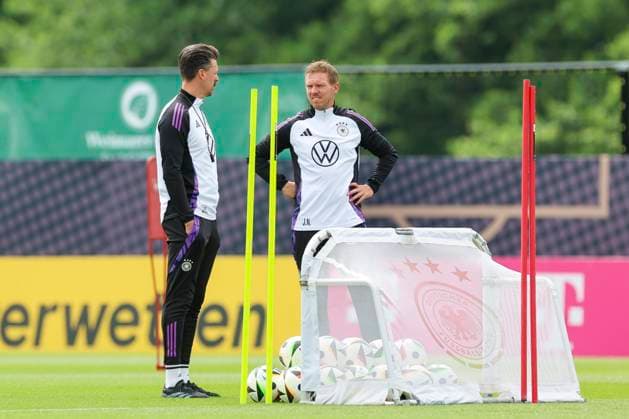 Co-Trainer Sandro Wagner und Bundestrainer Julian Nagelsmann unterhalten sich, Training Tag 5, Trainingslager der deutschen Natiionalmannschaft, Spa- und GolfResort Weimarer Land, 31.05.2024, Blankenhain, Deutschland.