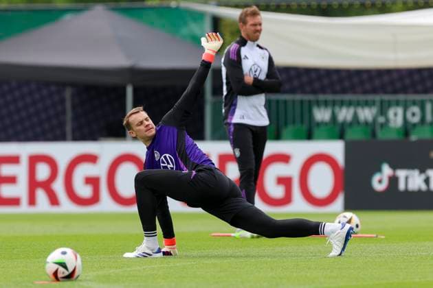 Torhueter Manuel Neuer waermt sich auf und Bundestrainer Julian Nagelsmann schaut zu, Training Tag 5, Trainingslager der deutschen Natiionalmannschaft, Spa- und GolfResort Weimarer Land, 31.05.2024, Blankenhain, Deutschland.