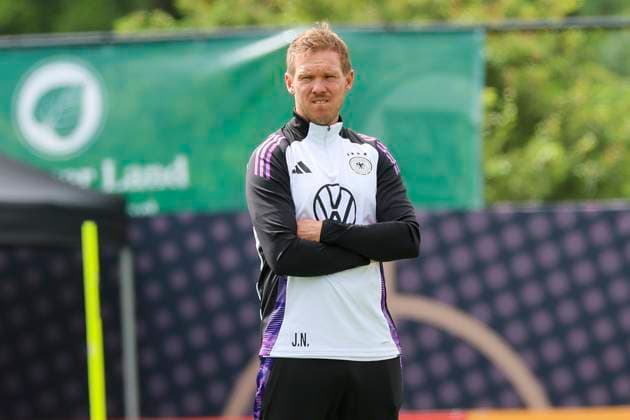 Bundestrainer Julian Nagelsmann schaut, Training Tag 5, Trainingslager der deutschen Natiionalmannschaft, Spa- und GolfResort Weimarer Land, 31.05.2024, Blankenhain, Deutschland.