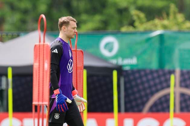Torhueter Manuel Neuer schaut, Training Tag 5, Trainingslager der deutschen Natiionalmannschaft, Spa- und GolfResort Weimarer Land, 31.05.2024, Blankenhain, Deutschland.