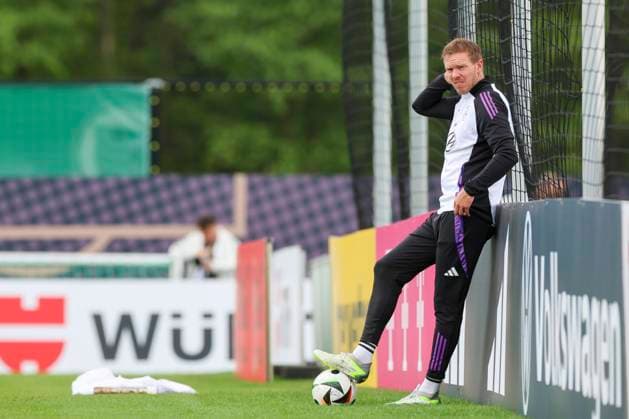 Sport Bilder des Tages Bundestrainer Julian Nagelsmann beobachtet das Training, Training Tag 5, Trainingslager der deutschen Natiionalmannschaft, Spa- und GolfResort Weimarer Land, 31.05.2024, Blankenhain, Deutschland.