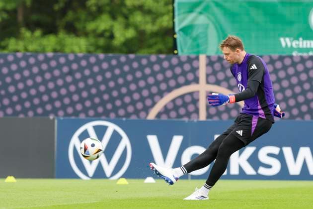 Torhueter Manuel Neuer kontrolliert den Ball, Training Tag 5, Trainingslager der deutschen Natiionalmannschaft, Spa- und GolfResort Weimarer Land, 31.05.2024, Blankenhain, Deutschland.