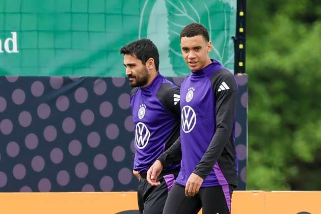 Ilkay Guendogan und Jamal Musiala gehen zum Trainingsplatz, Training Tag 5, Trainingslager der deutschen Natiionalmannschaft, Spa- und GolfResort Weimarer Land, 31.05.2024, Blankenhain, Deutschland.