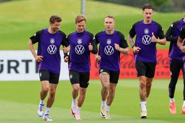 Thomas Mueller, Joshua Kimmich, David Raum und Robin Koch laufen sich warm, Training Tag 5, Trainingslager der deutschen Natiionalmannschaft, Spa- und GolfResort Weimarer Land, 31.05.2024, Blankenhain, Deutschland.
