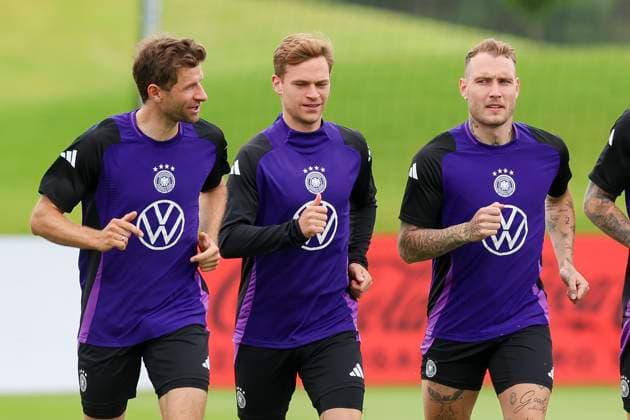 Thomas Mueller, Joshua Kimmich und David Raum unterhalten sich, Training Tag 5, Trainingslager der deutschen Natiionalmannschaft, Spa- und GolfResort Weimarer Land, 31.05.2024, Blankenhain, Deutschland.