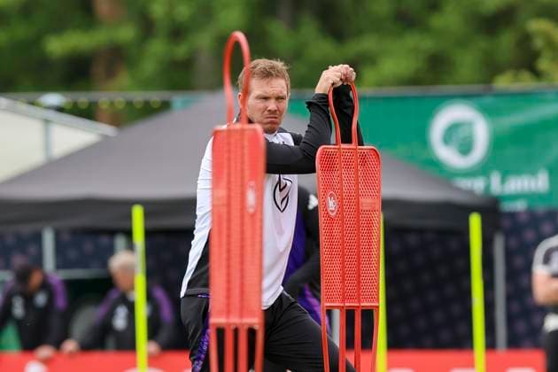 Bundestrainer Julian Nagelsmann beobachtet das Training, Training Tag 5, Trainingslager der deutschen Natiionalmannschaft, Spa- und GolfResort Weimarer Land, 31.05.2024, Blankenhain, Deutschland.