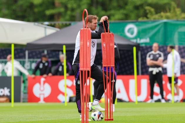 Bundestrainer Julian Nagelsmann beobachtet das Training, Training Tag 5, Trainingslager der deutschen Natiionalmannschaft, Spa- und GolfResort Weimarer Land, 31.05.2024, Blankenhain, Deutschland.
