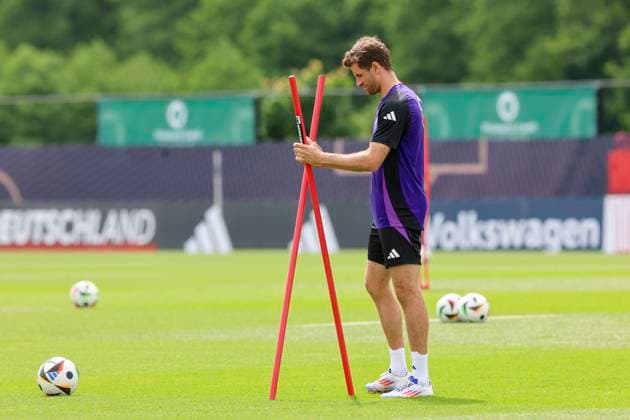 Thomas Mueller stellt Stangen auf dem Trainingsplatz auf, Training Tag 5, Trainingslager der deutschen Natiionalmannschaft, Spa- und GolfResort Weimarer Land, 31.05.2024, Blankenhain, Deutschland.