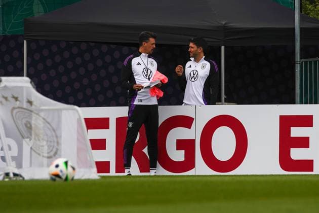 Co-Trainer Assistenztrainer Sandro Wagner (Deutschland Germany) im Gespräch mit Co-Trainer Assistenztrainer Benjamin Glück (Deutschland Germany) *MAX* - Blankenhain 31.05.2024: Trainingslager der Deutschen Nationalmannschaft zur EM-Vorbereitung, Golf Resort Weimarer Land