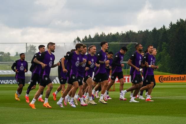 Mannschaft läuft sich warm *MAX* - Blankenhain 31.05.2024: Trainingslager der Deutschen Nationalmannschaft zur EM-Vorbereitung, Golf Resort Weimarer Land