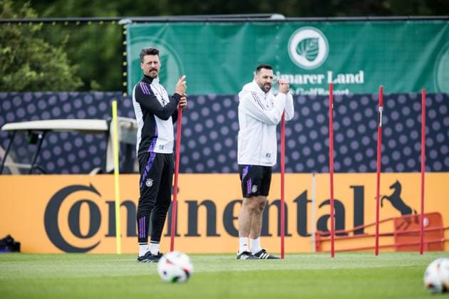 DFB Trainingslager Training; 31.05.2024 Sandro Wagner (Co-Trainer Deutschland) beobachtet das Training DFB Trainingslager Training; Blankenhain, Golf&Spa Resort Weimarer Land am 31.05.2024 Copyright: xBEAUTIFULxSPORTS Wunderlx