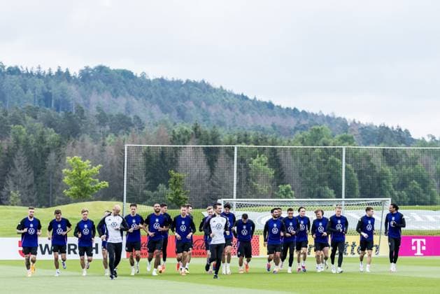 DFB Trainingslager Training; 31.05.2024 Warmlaufen zu Trainingsbeginn DFB Trainingslager Training; Blankenhain, Golf&Spa Resort Weimarer Land am 31.05.2024 Copyright: xBEAUTIFULxSPORTS Wunderlx