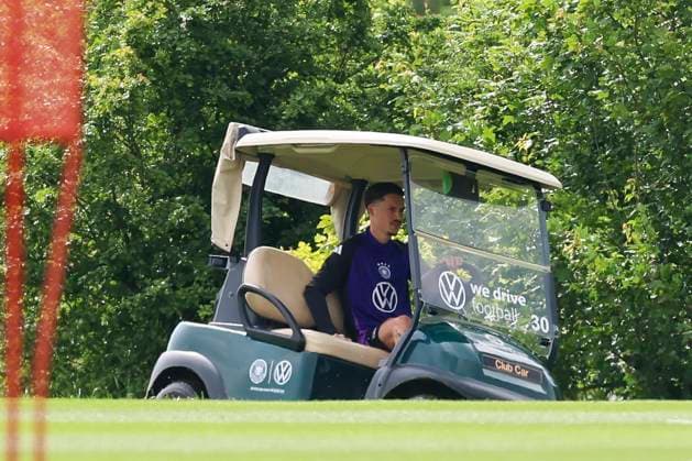 Robin Koch faehrt mit dem Golfcart zum Trainingsplatz, Training Tag 5, Trainingslager der deutschen Natiionalmannschaft, Spa- und GolfResort Weimarer Land, 31.05.2024, Blankenhain, Deutschland.