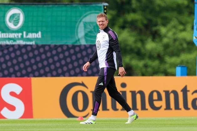 Bundestrainer Julian Nagelsmann laeuft ueber den Trainingsplatz, Training Tag 5, Trainingslager der deutschen Natiionalmannschaft, Spa- und GolfResort Weimarer Land, 31.05.2024, Blankenhain, Deutschland.