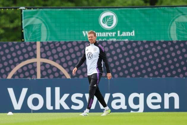 Bundestrainer Julian Nagelsmann laeuft ueber den Trainingsplatz, Training Tag 5, Trainingslager der deutschen Natiionalmannschaft, Spa- und GolfResort Weimarer Land, 31.05.2024, Blankenhain, Deutschland.