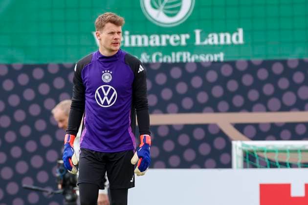 Torhueter Alexander Nuebel schaut, Training Tag 5, Trainingslager der deutschen Natiionalmannschaft, Spa- und GolfResort Weimarer Land, 31.05.2024, Blankenhain, Deutschland.