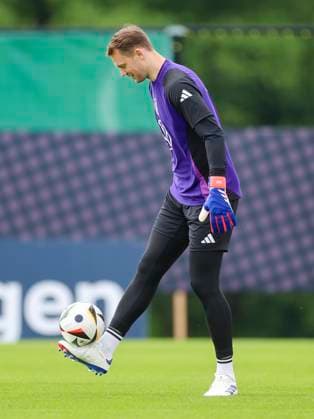 Torhueter Manuel Neuer kontrolliert den Ball, Training Tag 5, Trainingslager der deutschen Natiionalmannschaft, Spa- und GolfResort Weimarer Land, 31.05.2024, Blankenhain, Deutschland.