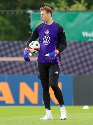 Torhueter Manuel Neuer schaut, Training Tag 5, Trainingslager der deutschen Natiionalmannschaft, Spa- und GolfResort Weimarer Land, 31.05.2024, Blankenhain, Deutschland.