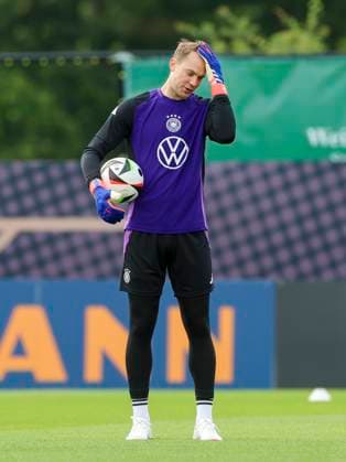 Torhueter Manuel Neuer schaut enttaeuscht, Training Tag 5, Trainingslager der deutschen Natiionalmannschaft, Spa- und GolfResort Weimarer Land, 31.05.2024, Blankenhain, Deutschland.