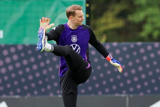 Torhueter Manuel Neuer waermt sich auf, Training Tag 5, Trainingslager der deutschen Natiionalmannschaft, Spa- und GolfResort Weimarer Land, 31.05.2024, Blankenhain, Deutschland.