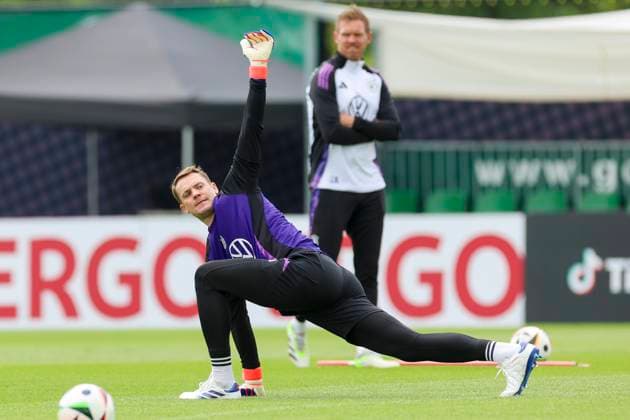 Torhueter Manuel Neuer waermt sich auf und wird von Bundestrainer Julian Nagelsmann beobachtet, Training Tag 5, Trainingslager der deutschen Natiionalmannschaft, Spa- und GolfResort Weimarer Land, 31.05.2024, Blankenhain, Deutschland.