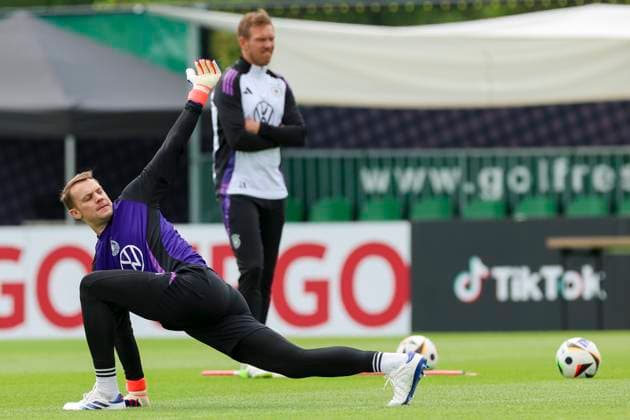 Torhueter Manuel Neuer waermt sich auf und wird von Bundestrainer Julian Nagelsmann beobachtet, Training Tag 5, Trainingslager der deutschen Natiionalmannschaft, Spa- und GolfResort Weimarer Land, 31.05.2024, Blankenhain, Deutschland.