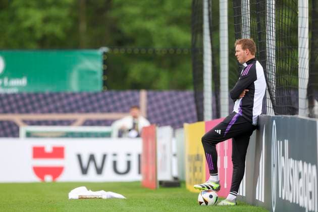 Bundestrainer Julian Nagelsmann beobachtet das Training, Training Tag 5, Trainingslager der deutschen Natiionalmannschaft, Spa- und GolfResort Weimarer Land, 31.05.2024, Blankenhain, Deutschland.