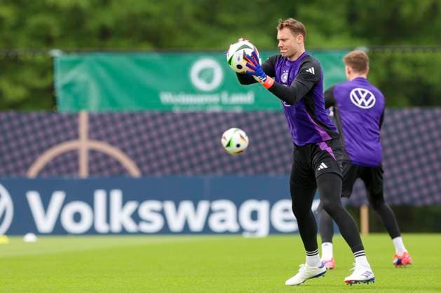 Torhueter Manuel Neuer kontrolliert den Ball, Training Tag 5, Trainingslager der deutschen Natiionalmannschaft, Spa- und GolfResort Weimarer Land, 31.05.2024, Blankenhain, Deutschland.