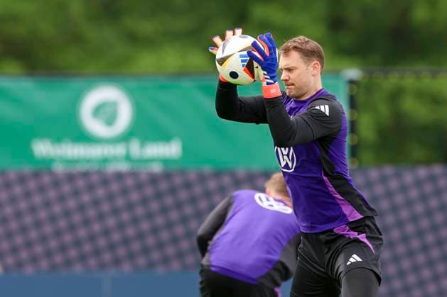 Torhueter Manuel Neuer kontrolliert den Ball, Training Tag 5, Trainingslager der deutschen Natiionalmannschaft, Spa- und GolfResort Weimarer Land, 31.05.2024, Blankenhain, Deutschland.