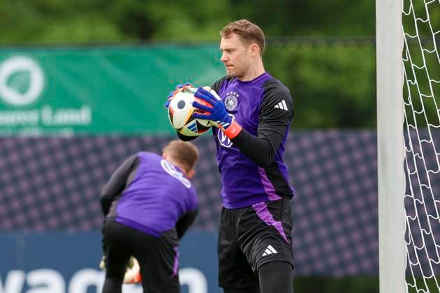 Torhueter Manuel Neuer kontrolliert den Ball, Training Tag 5, Trainingslager der deutschen Natiionalmannschaft, Spa- und GolfResort Weimarer Land, 31.05.2024, Blankenhain, Deutschland.