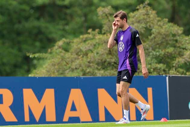 Thomas Mueller schaut, Training Tag 5, Trainingslager der deutschen Natiionalmannschaft, Spa- und GolfResort Weimarer Land, 31.05.2024, Blankenhain, Deutschland.