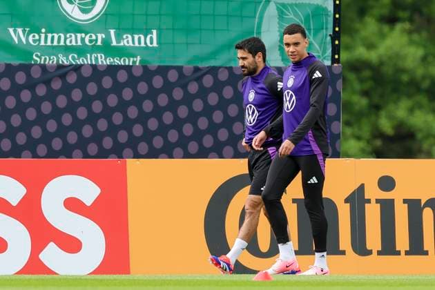 Ilkay Guendogan und Jamal Musiala unterhalten sich, Training Tag 5, Trainingslager der deutschen Natiionalmannschaft, Spa- und GolfResort Weimarer Land, 31.05.2024, Blankenhain, Deutschland.