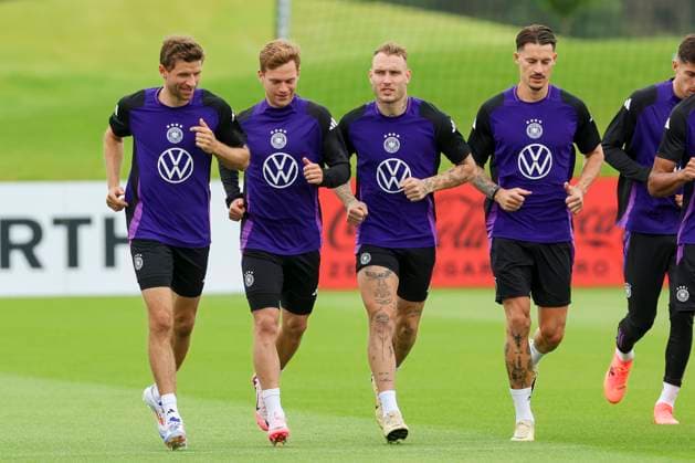 Thomas Mueller, Joshua Kimmich, David Raum und Robin Koch unterhalten sich, Training Tag 5, Trainingslager der deutschen Natiionalmannschaft, Spa- und GolfResort Weimarer Land, 31.05.2024, Blankenhain, Deutschland.