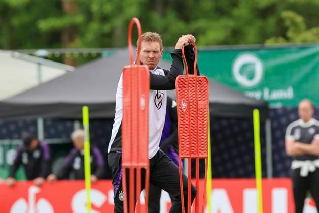 Bundestrainer Julian Nagelsmann beobachtet das Training, Training Tag 5, Trainingslager der deutschen Natiionalmannschaft, Spa- und GolfResort Weimarer Land, 31.05.2024, Blankenhain, Deutschland.