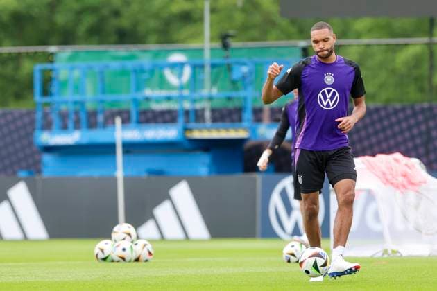 Jonathan Tah kontrolliert den Ball, Training Tag 5, Trainingslager der deutschen Natiionalmannschaft, Spa- und GolfResort Weimarer Land, 31.05.2024, Blankenhain, Deutschland.