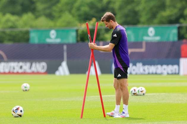 Thomas Mueller steckt Stangen in den Rasen, Training Tag 5, Trainingslager der deutschen Natiionalmannschaft, Spa- und GolfResort Weimarer Land, 31.05.2024, Blankenhain, Deutschland.