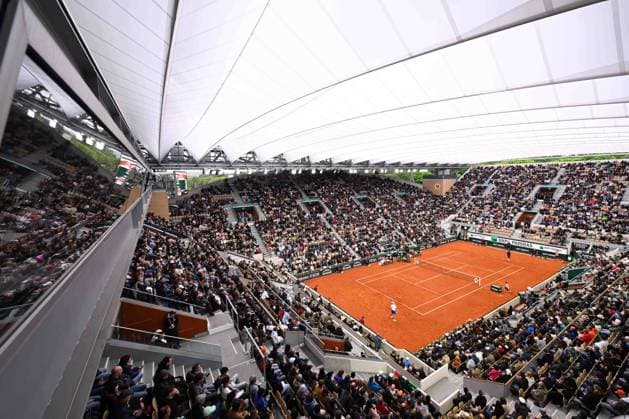 Sport Bilder des Tages A general view inside the Suzanne Langlen court during the 2024 French Open at Roland Garros on May 31, 2024 in Paris, France. ( Photo by federico pestellini panoramic ) - TENNIS : Roland Garros 2024 - Internationaux de France - 31 05 2024 FedericoPestellini Panoramic 