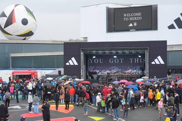 Fans warten bei Regen auf das Team an der World of Adidas - Herzo Base 31.05.2024: Ankunft der Deutschen Nationalmannschaft zur EM-Vorbereitung, World of Adidas, Herzogenaurach