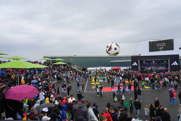 Fans warten bei Regen auf das Team an der World of Adidas - Herzo Base 31.05.2024: Ankunft der Deutschen Nationalmannschaft zur EM-Vorbereitung, World of Adidas, Herzogenaurach