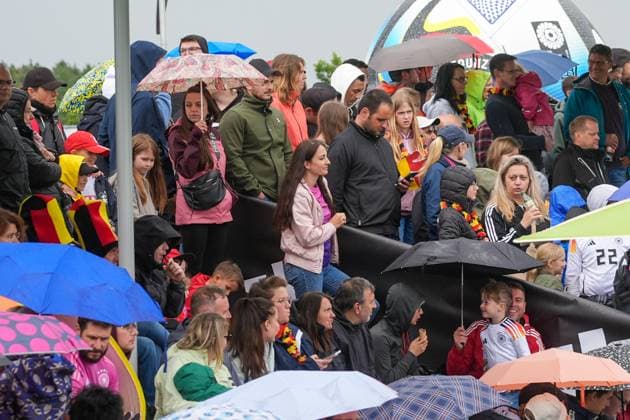 Fans warten bei Regen auf das Team an der World of Adidas - Herzo Base 31.05.2024: Ankunft der Deutschen Nationalmannschaft zur EM-Vorbereitung, World of Adidas, Herzogenaurach