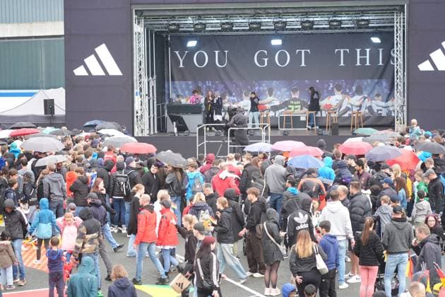 Fans warten bei Regen auf das Team an der World of Adidas - Herzo Base 31.05.2024: Ankunft der Deutschen Nationalmannschaft zur EM-Vorbereitung, World of Adidas, Herzogenaurach
