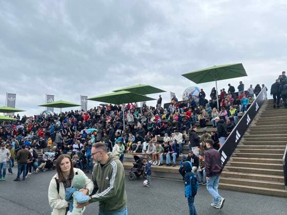 Fans warten auf das Team - Herzo Base 31.05.2024: Ankunft der Deutschen Nationalmannschaft zur EM-Vorbereitung, World of Adidas, Herzogenaurach