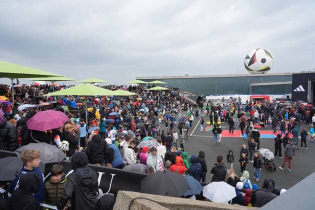 Fans warten bei Regen auf das Team an der World of Adidas - Herzo Base 31.05.2024: Ankunft der Deutschen Nationalmannschaft zur EM-Vorbereitung, World of Adidas, Herzogenaurach